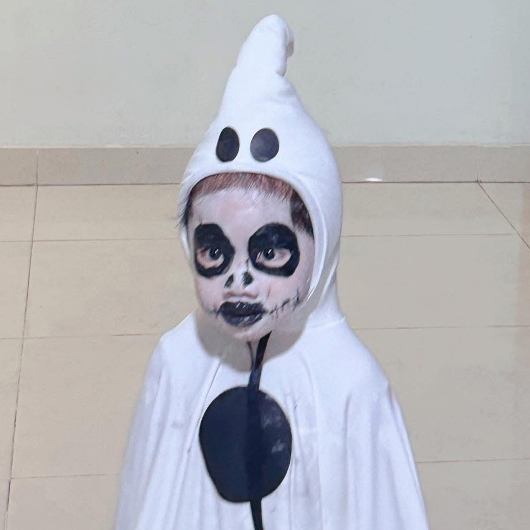 Theo đó, nhân vật chính là một em bé đáng yêu nhưng đã được mẹ biến hóa thành... một "bé ma" trắng bệch, với khuôn mặt xương sọ đen trắng được vẽ lên, kết hợp cùng bộ đồ ma mũm mĩm.