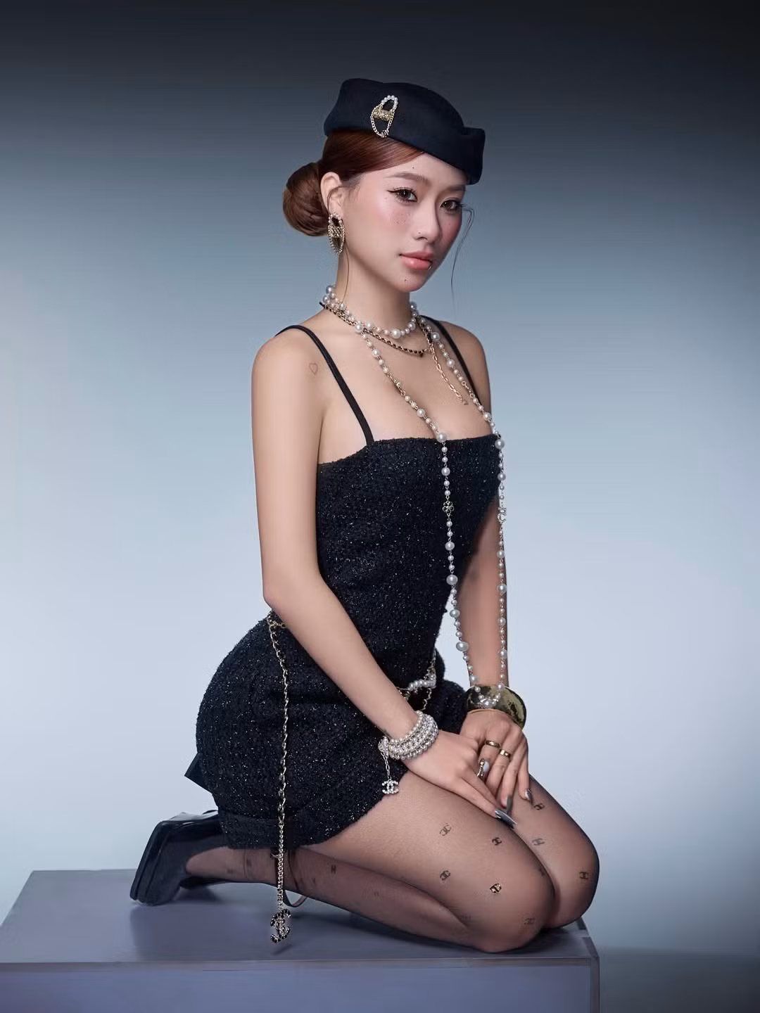 Chiếc váy đen ánh kim ngắn ôm sát cơ thể, thiết kế cúp ngực hai dây tạo điểm nhấn gợi cảm nhưng không kém phần thanh lịch. (Ảnh: IG@louispham203)