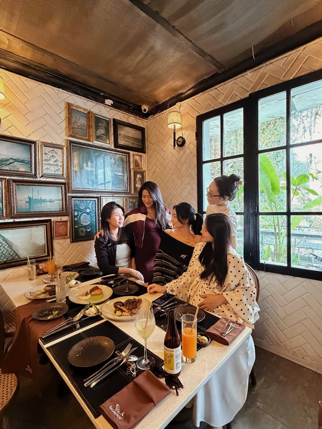 Mẹ bầu cũng tranh thủ thời gian tận hưởng những bữa tiệc ấm cúng, sang trọng bên hội chị em thân thiết. (Ảnh: FBVN)