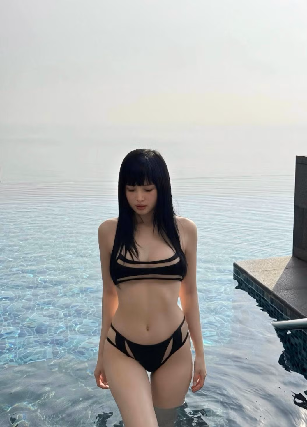 Từng là một trong những hot girl đời đầu đình đám nhất showbiz Việt, Tâm Tít (Phạm Thanh Tâm) dường như chưa từng giảm độ hot. Mới đây, cô khiến mạng xã hội bùng nổ khi đăng tải loạt ảnh diện bikini cực nóng bỏng, táo bạo và đầy cuốn hút đến từng centimet.