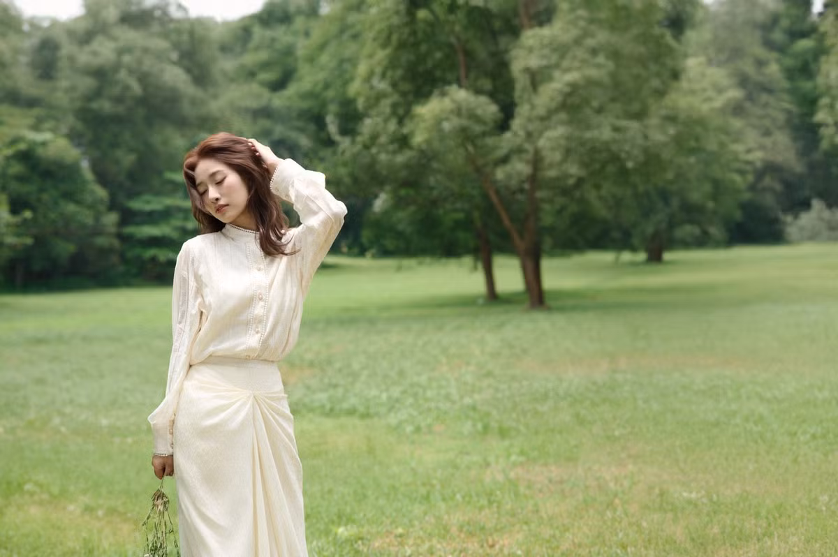 Cô nàng khéo léo tạo dáng cùng bó hoa cúc nhỏ, ánh mắt mơ màng, hướng về phía xa xăm, toát lên vẻ đẹp ngọt ngào, lãng mạn. Mỗi khung hình đều mang đến cảm giác bình yên, trong trẻo, khiến người xem như lạc vào một câu chuyện cổ tích nhẹ nhàng, nên thơ. (Ảnh: FBNV)