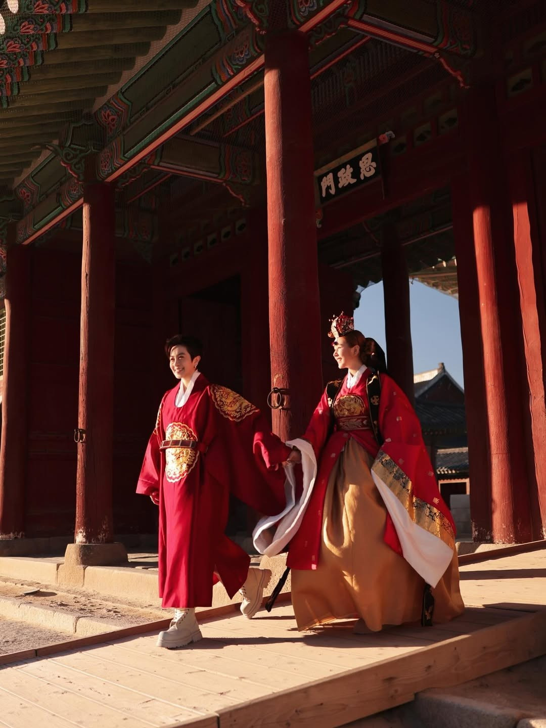 Đồng hành với Xoài Non là Gil Lê, cả hai năm tay nhau rạng ngời trong từng khoảnh khắc. (Ảnh: IGNV)