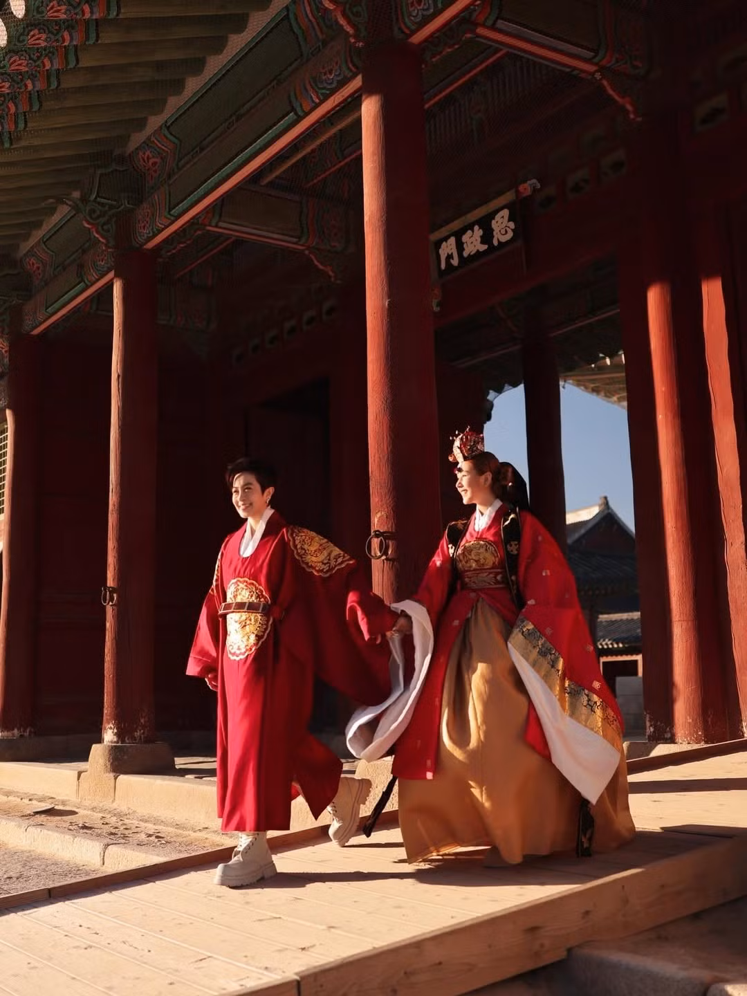 Đồng hành với Xoài Non là Gil Lê, cả hai năm tay nhau rạng ngời trong từng khoảnh khắc. (Ảnh: IGNV)