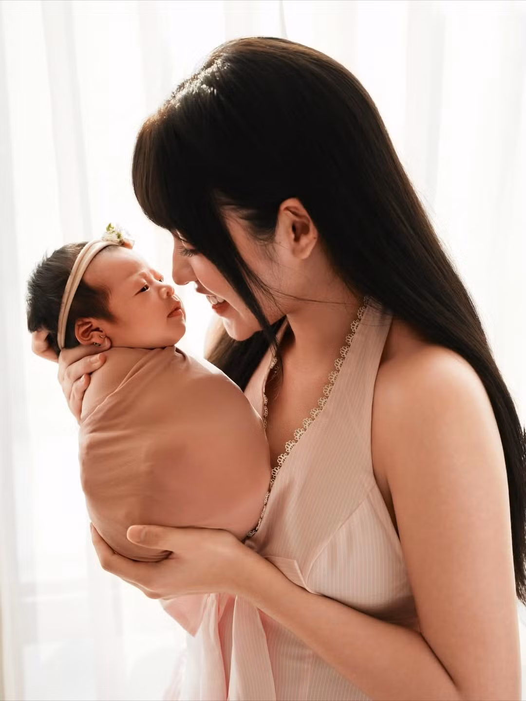 Trần Thanh Tâm, hot girl sinh năm 2000, từng là hiện tượng mạng xã hội. Kể từ khi kết hôn với ông xã doanh nhân Mai Thiên Ân và công bố tin mang thai, cô được nhận xét là ngày càng trưởng thành và tập trung tận hưởng cuộc sống gia đình bình yên. (Ảnh: IGNV)