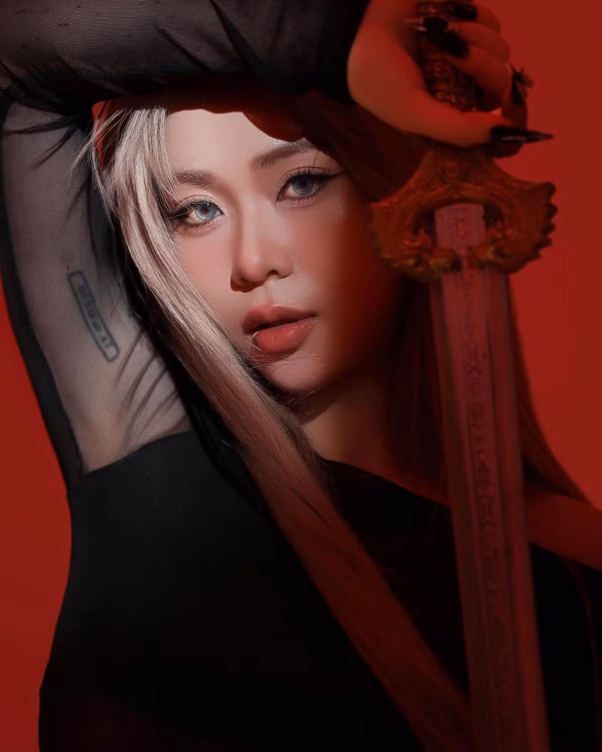 Không còn là hình ảnh năng động, lầy lội quen thuộc, mới đây Misthy xuất hiện với diện mạo sắc sảo, bí ẩn và đầy cuốn hút trong tông đỏ – đen tương phản mạnh mẽ trong bộ ảnh mới.