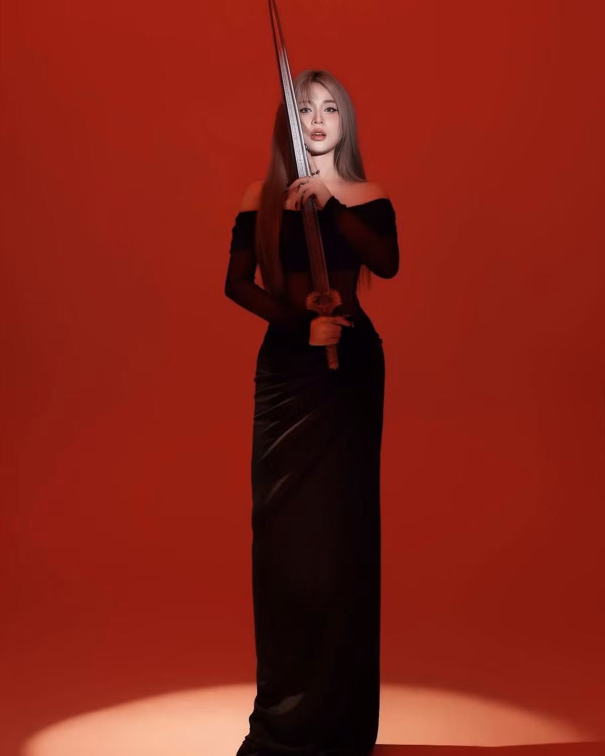 Mái tóc dài suôn mượt kết hợp cùng layout makeup sắc nét với đôi mắt lạnh lùng và môi trầm đã tạo nên một tổng thể vô cùng quyền lực.