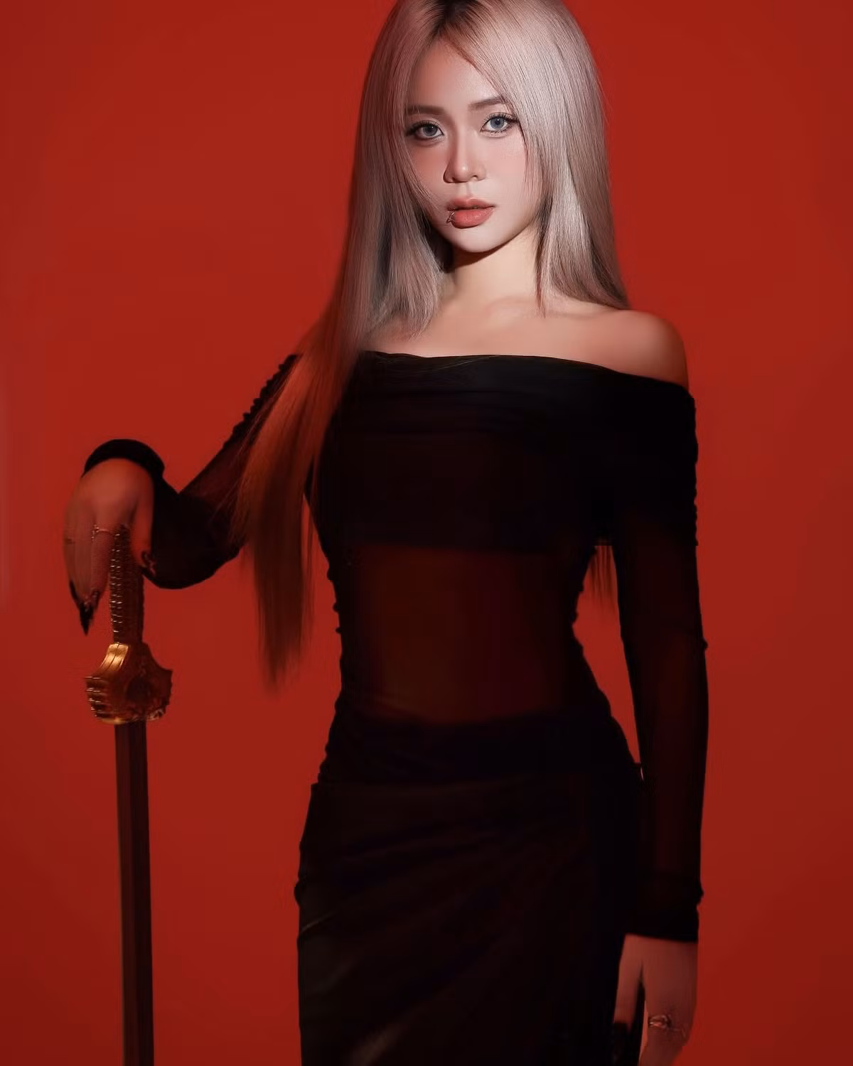 Đặc biệt, chiếc kiếm rồng cổ điển được Misthy sử dụng như một “đạo cụ” phụ họa, càng làm tăng vẻ lạnh lùng, mạnh mẽ nhưng không kém phần quyến rũ.