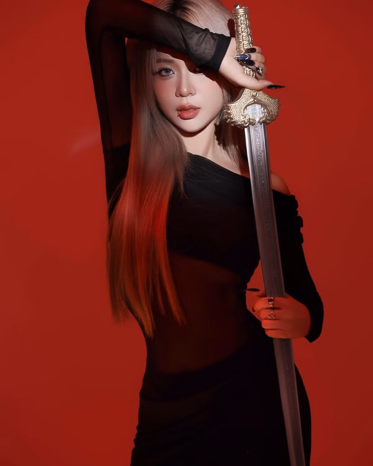 Trong bộ ảnh, Misthy khoác lên mình chiếc đầm ôm sát màu đen huyền bí, thiết kế lệch vai khoe khéo vóc dáng thon gọn và thần thái tựa "nữ hoàng bóng đêm".