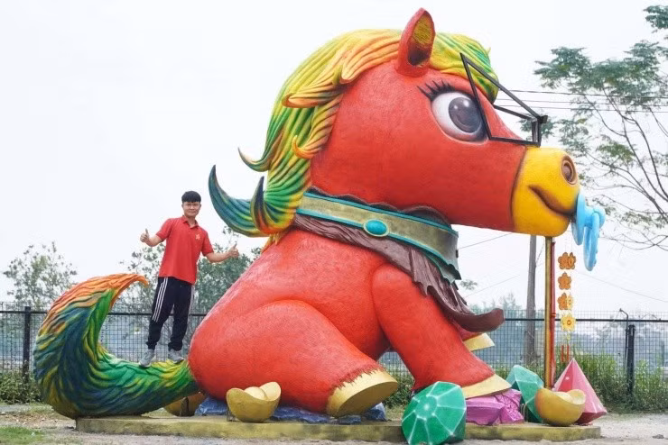 Chú ngựa có tông màu đỏ rực rỡ, đeo mắt kính đen cực "ngầu" nhưng lại ngậm một chiếc ti giả màu xanh da trời cỡ lớn.