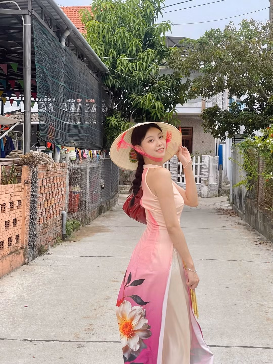 Được biết, nữ du khách này có tên là Yoo-jin. Trong chuyến khám phá, Yoo-jin đã chọn trang phục áo dài để hòa mình vào không gian và văn hóa địa phương. (Ảnh: IGNV)