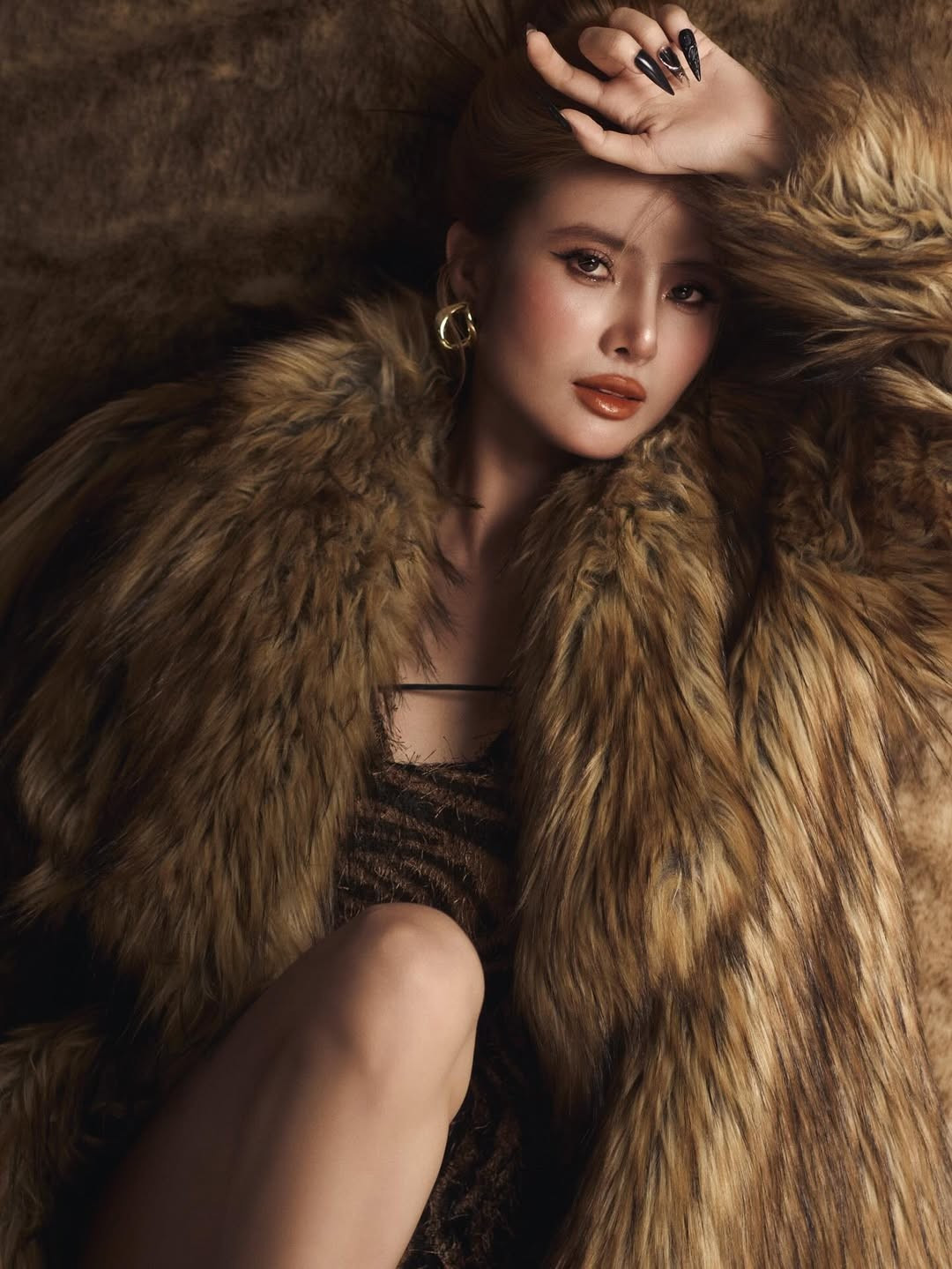 Cô khoác lên mình chiếc áo khoác lông đầy thời trang kết hợp với váy bodycon họa tiết da báo đầy cá tính, tạo nên một tổng thể hài hòa và sang trọng. (Ảnh: IGNV)