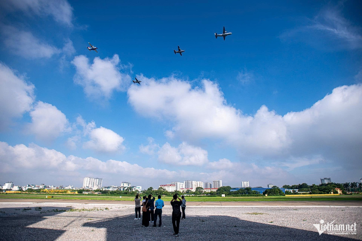 Đội hình 4 chiếc vận tải cơ dẫn đầu là C-295, theo sau là 3 chiếc C-212. C-295 là chiếc vận tải cơ có chiều dài 24,495m, sải cánh 25,810m, chiều cao 8,663m với vận tốc cực đại lên đến 454km/h.