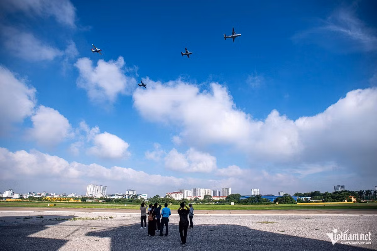 Đội hình 4 chiếc vận tải cơ dẫn đầu là C-295, theo sau là 3 chiếc C-212. C-295 là chiếc vận tải cơ có chiều dài 24,495m, sải cánh 25,810m, chiều cao 8,663m với vận tốc cực đại lên đến 454km/h.