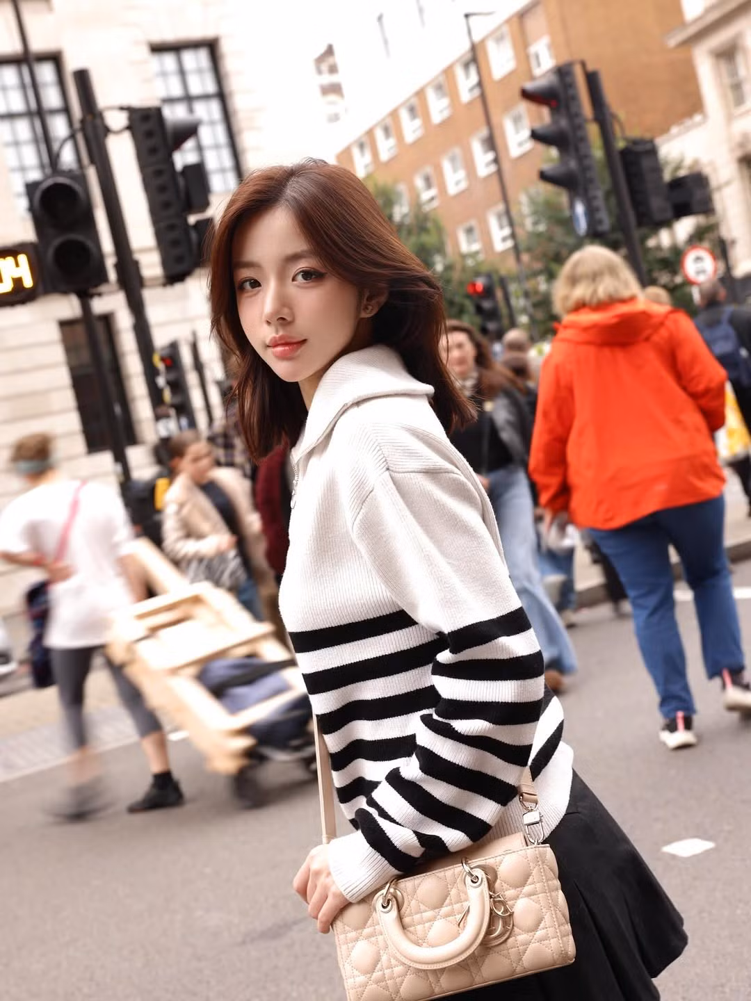 Phan Thị Minh Hằng được biết đến rộng rãi từ năm 2019, khi hình ảnh trong lễ khai giảng đại học của cô bất ngờ "gây bão" và được nhiều trang tin nước ngoài, đặc biệt là Trung Quốc, ca ngợi là "nữ thần thế hệ mới". (Ảnh: IGNV)