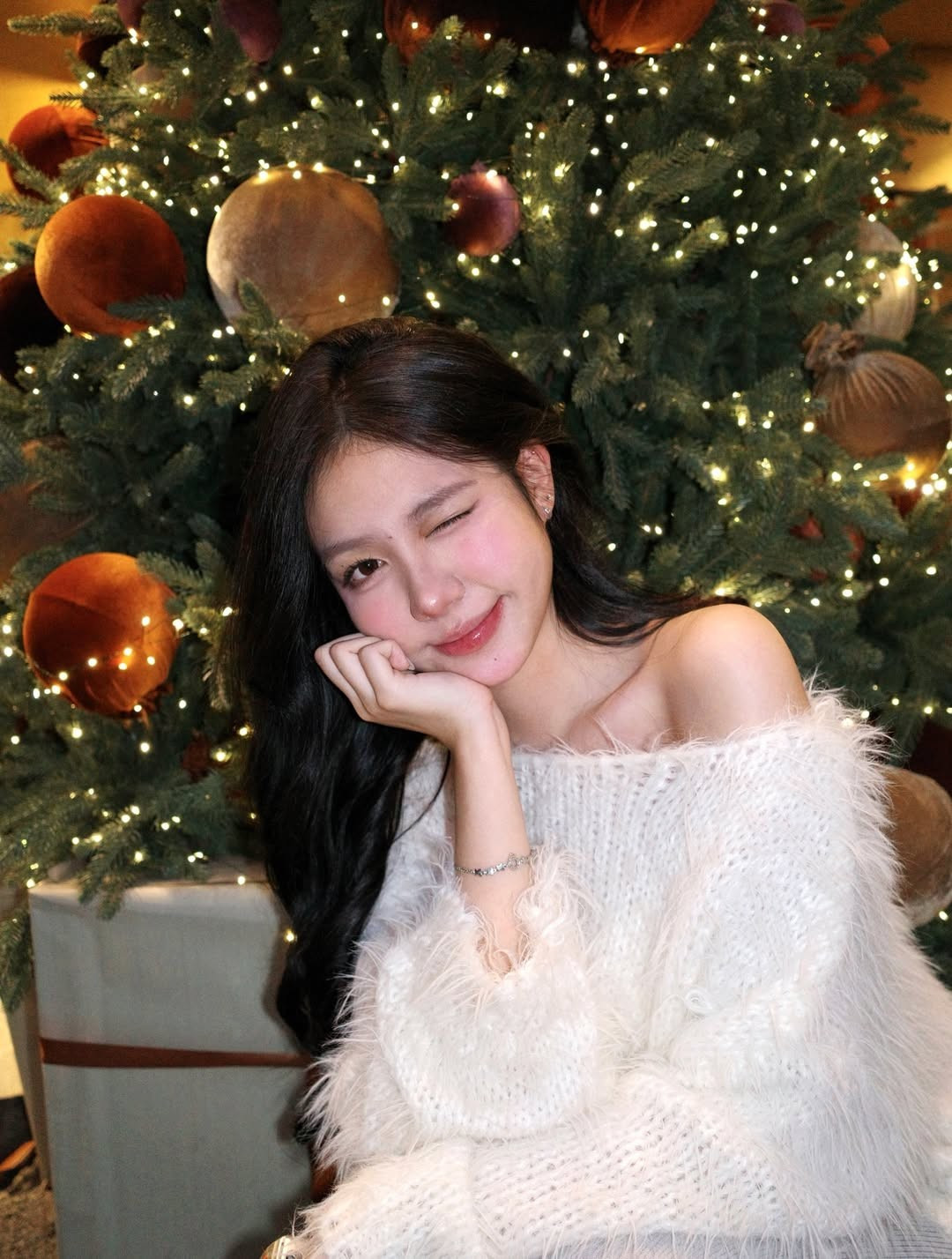 Khác với vẻ nghiêm túc, mạnh mẽ khi khoác lên mình màu áo lính trên thao trường, Ánh Nguyệt ngoài đời theo đuổi phong cách nữ tính, hiện đại và vô cùng quyến rũ. Cô nàng sở hữu vẻ đẹp trong trẻo đúng chuẩn "nàng thơ", khiến người đối diện dễ dàng bị thu hút ngay từ cái nhìn đầu tiên. (Ảnh: IGNV)