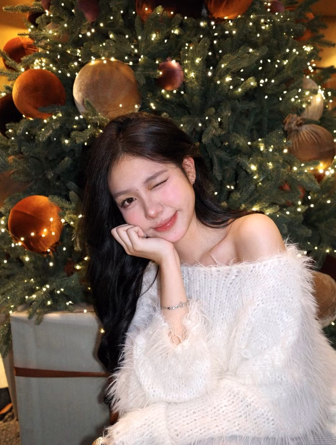 Khác với vẻ nghiêm túc, mạnh mẽ khi khoác lên mình màu áo lính trên thao trường, Ánh Nguyệt ngoài đời theo đuổi phong cách nữ tính, hiện đại và vô cùng quyến rũ. Cô nàng sở hữu vẻ đẹp trong trẻo đúng chuẩn "nàng thơ", khiến người đối diện dễ dàng bị thu hút ngay từ cái nhìn đầu tiên. (Ảnh: IGNV)