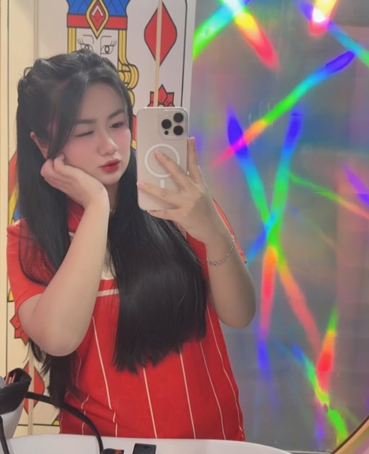 Được mệnh danh là "thần rừng" tuyển nữ Liên Quân, Kỳ Duyên sở hữu lối chơi điềm tĩnh nhưng vô cùng đột biến. Cô gây ấn tượng mạnh với người hâm mộ qua những pha xử lý mãn nhãn với vị tướng Nakroth, làm chủ hoàn toàn khu vực rừng và tạo áp lực cực lớn lên đối phương. (Ảnh: FBNV)