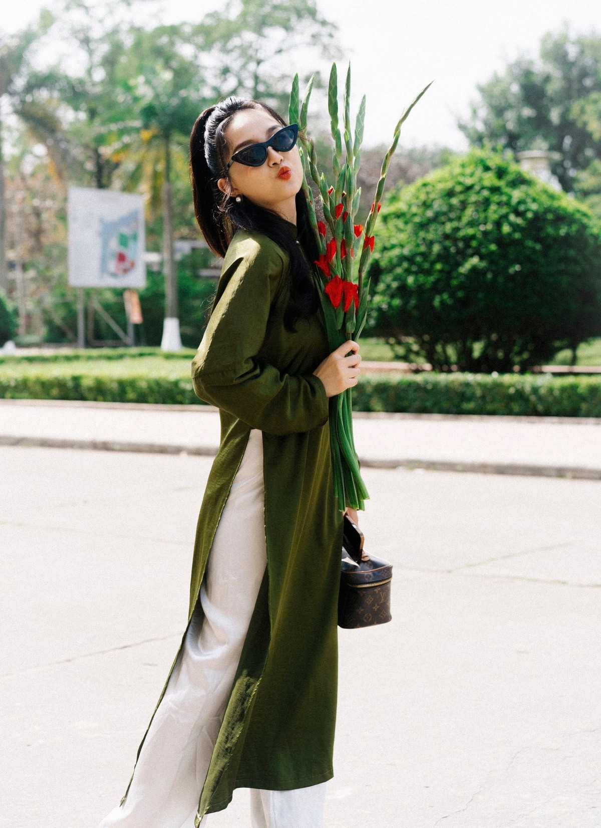 View - Nữ MC Nghệ An gia nhập đường đua ảnh Tết với áo dài họa tiết con công độc đáo | Báo Tri thức và Cuộc sống - TIN TỨC PHỔ BIẾN KIẾN THỨC 24H