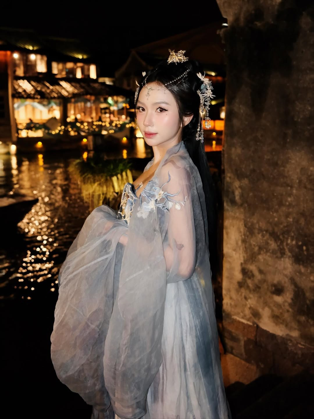 Thiết kế trang phục nhiều lớp, bồng bềnh cùng chất liệu voan mỏng manh đã tôn lên vẻ thanh thoát, nhẹ nhàng của cô, hoàn toàn đối lập với phong cách táo bạo thường thấy. (Ảnh: IGNV)