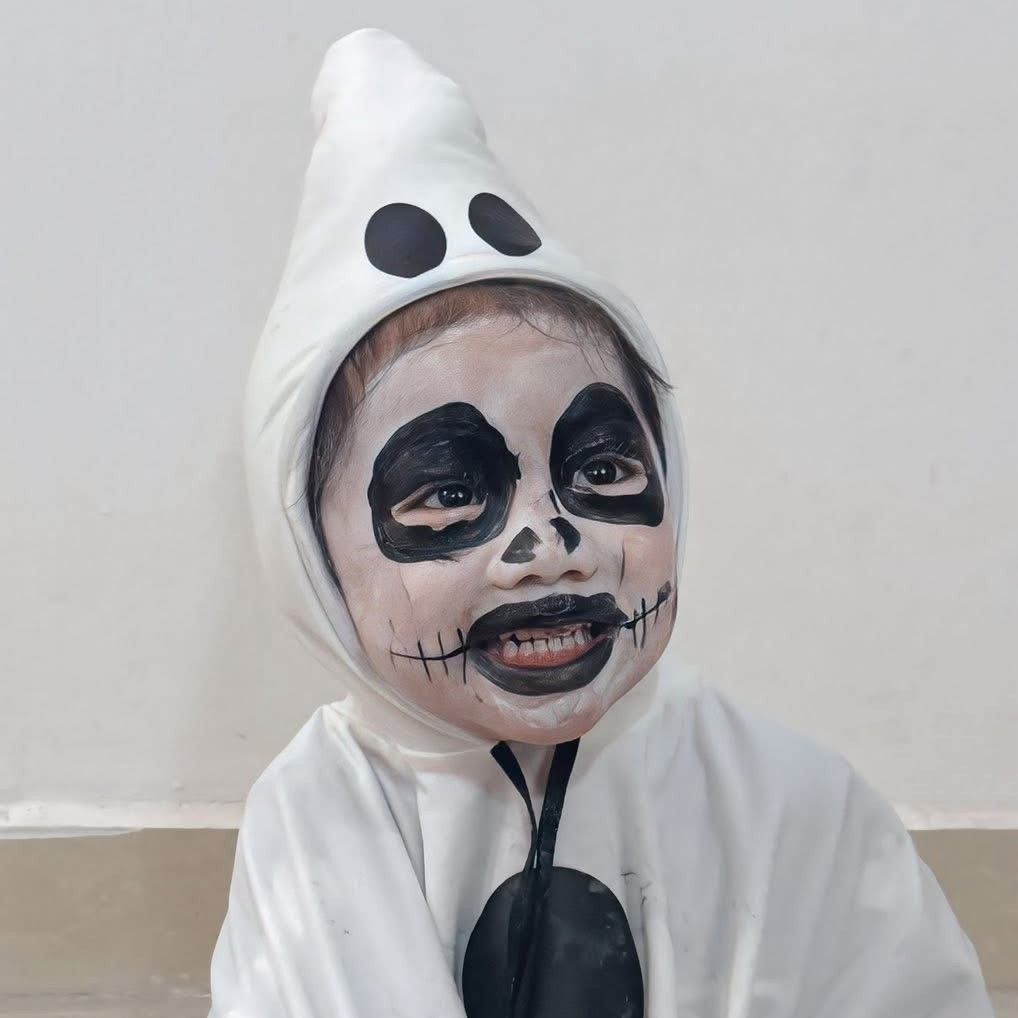 Mỗi mùa Halloween về, các phụ huynh lại trổ tài hóa trang cho con mình đi dự tiệc ở trường. Mới đây, một màn hóa trang được phụ huynh đăng tải lên mạng xã hội đã trở nên viral bởi giao diện vừa sợ, vừa dễ thương của em bé.