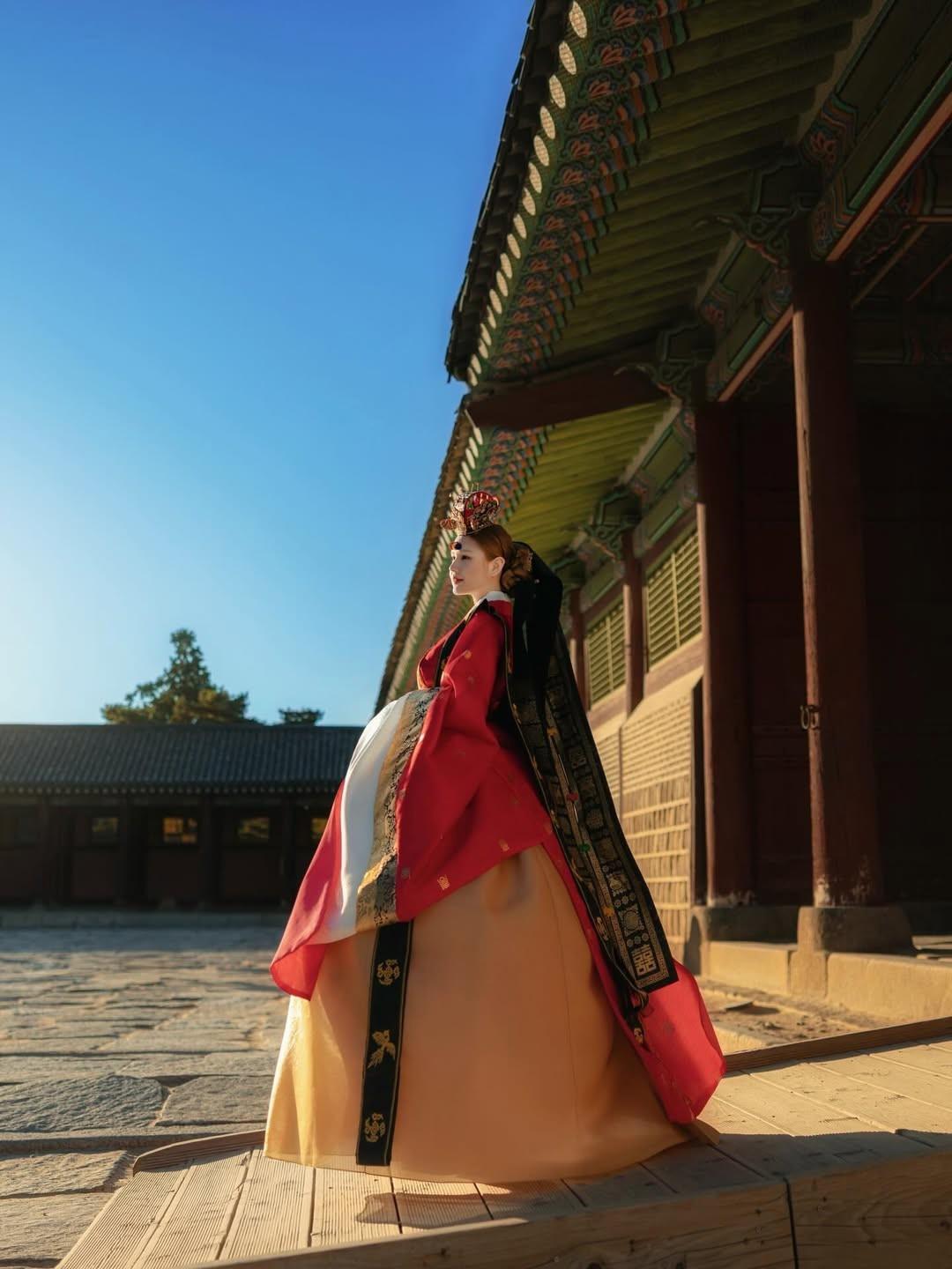 Xoài Non đội một chiếc mũ đội đầu thường dành cho phụ nữ quý tộc Hàn Quốc xưa vô cùng tinh xảo, tôn lên khuôn mặt thanh tú, sắc nét của cô. (Ảnh: IGNV)