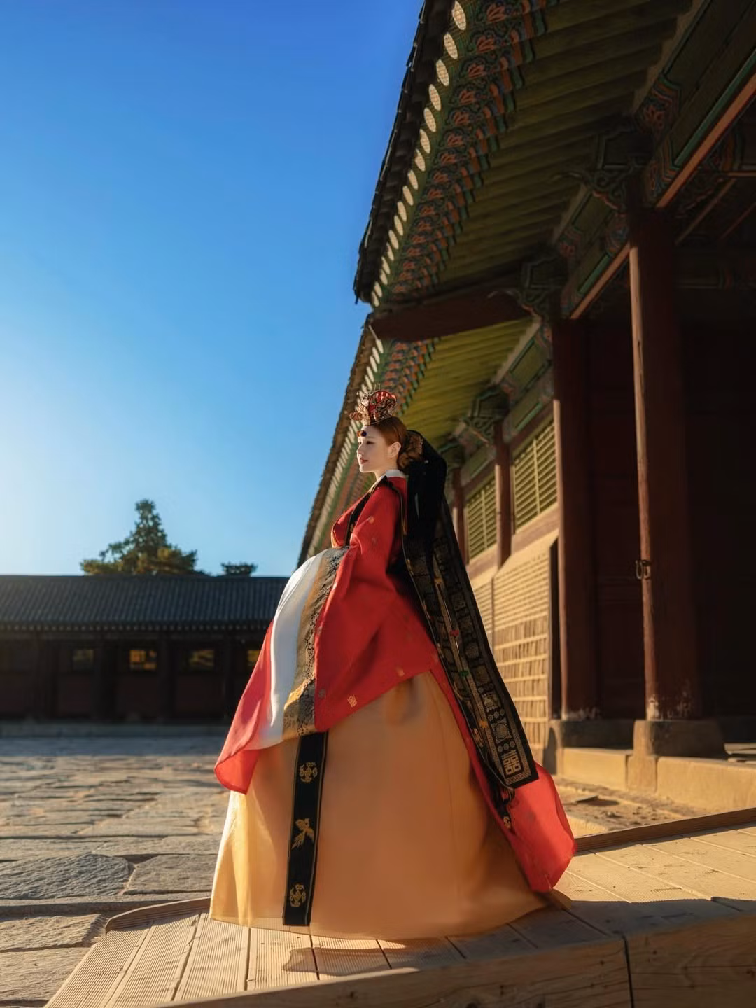 Xoài Non đội một chiếc mũ đội đầu thường dành cho phụ nữ quý tộc Hàn Quốc xưa vô cùng tinh xảo, tôn lên khuôn mặt thanh tú, sắc nét của cô. (Ảnh: IGNV)