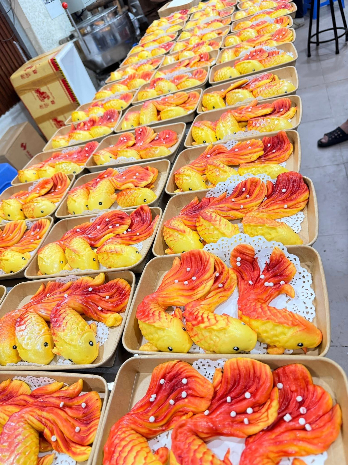 Không còn chỉ là những đĩa xôi nén khuôn tròn đơn điệu, Gen Z biến chúng thành những bông hoa hồng rực rỡ nhiều màu sắc hay những chú cá chép uốn lượn như thật.