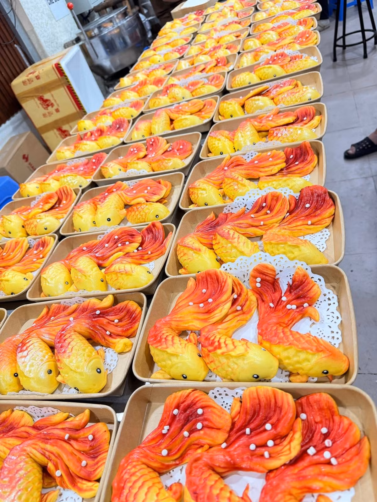 Không còn chỉ là những đĩa xôi nén khuôn tròn đơn điệu, Gen Z biến chúng thành những bông hoa hồng rực rỡ nhiều màu sắc hay những chú cá chép uốn lượn như thật.