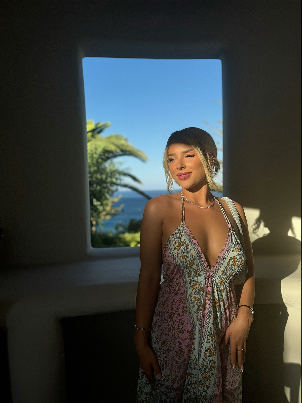 Nhiều fan không ngần ngại để lại bình luận khen ngợi vẻ đẹp "nữ thần nóng bỏng", trong khi một số người lại trầm trồ trước vóc dáng hoàn hảo không tì vết của cô.