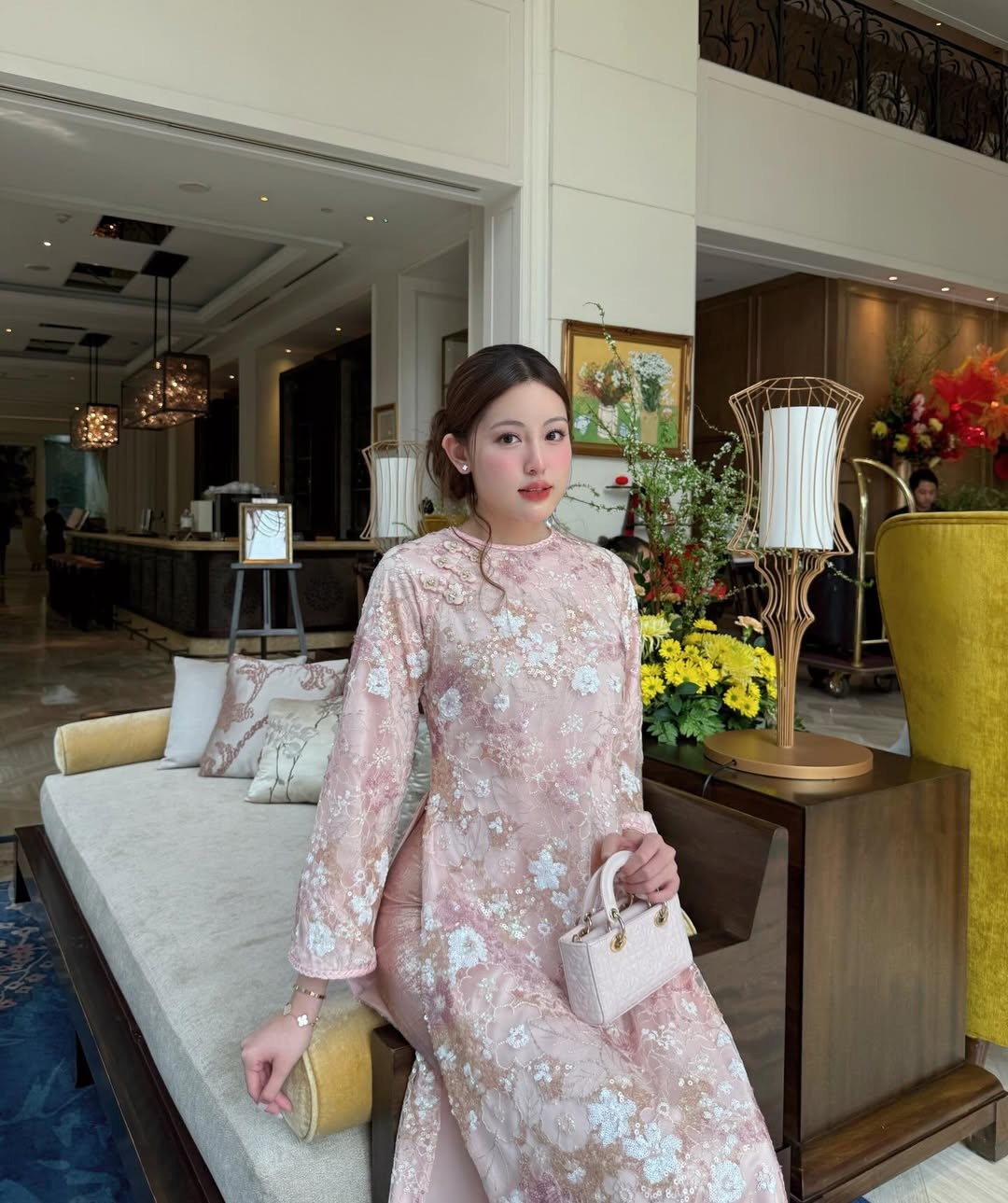 Cô nàng hiện là KOC, mẫu ảnh được rất nhiều nhãn hàng thời trang chọn mặt gửi vàng. Trong những hình ảnh được đăng tải lên trang cá nhân, Mỹ Hàn luôn ghi điểm tuyệt đối bởi thần thái tự nhiên, ngọt ngào. (Ảnh: IGNV)