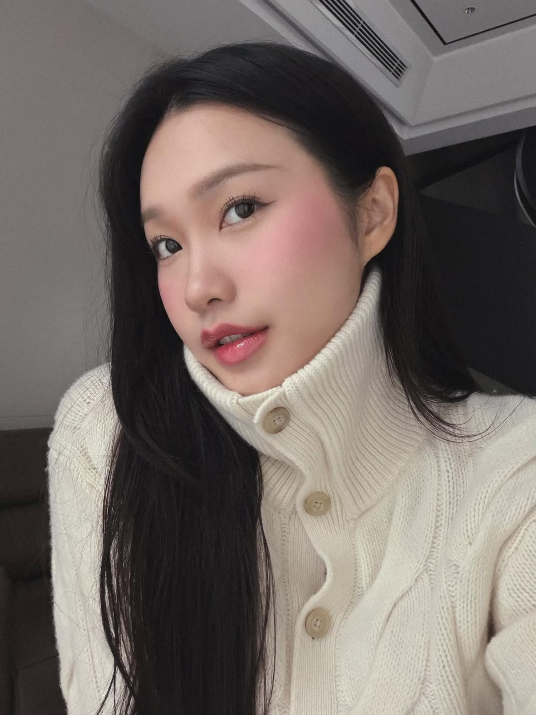 Loạt ảnh này nhanh chóng nhận được "cơn mưa" lời khen từ người hâm mộ. Nhiều ý kiến cho rằng phong cách tối giản, tinh tế nhưng vẫn thời thượng này đã giúp cô nàng ghi điểm tuyệt đối trong mắt công chúng. (Ảnh: IGNV)