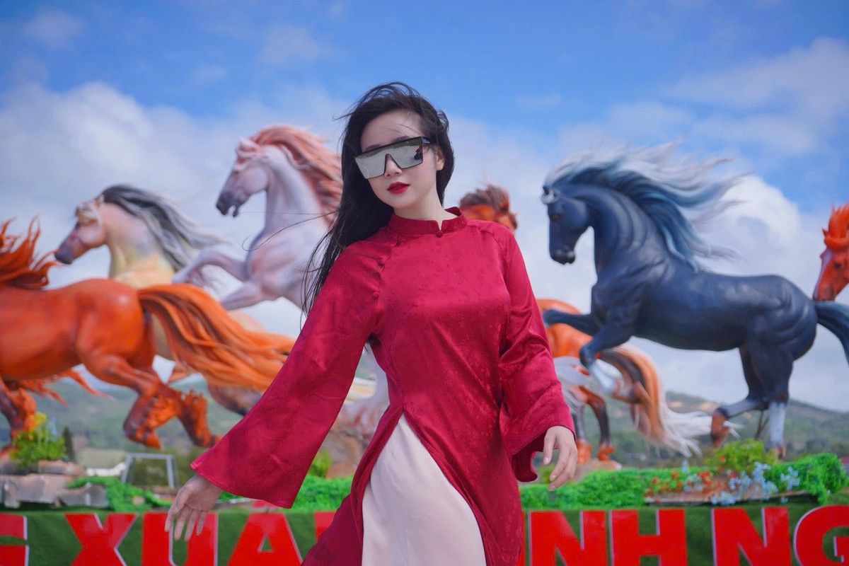 "Bát Mã Truy Phong" không chỉ là lời chúc "Mã Đáo Thành Công" mà còn thể hiện khát vọng vươn mình, vượt qua mọi khó khăn của người dân vùng đất lửa. (Ảnh: Trúc Dương)