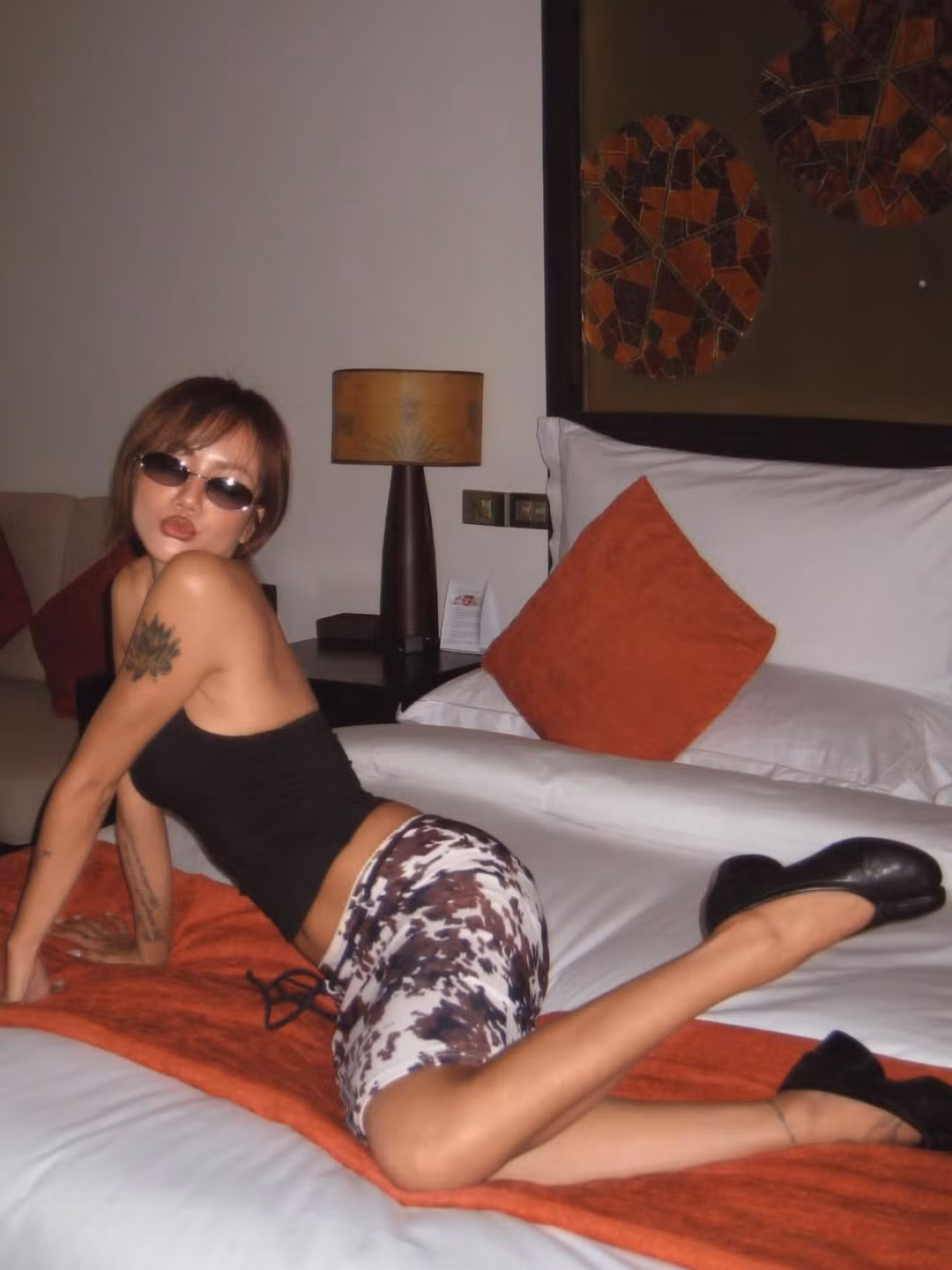 Trang phục được hoàn thiện bằng phụ kiện kính râm mắt mèo nhỏ cá tính, vừa mang tính che chắn vừa là điểm nhấn "cool ngầu" cho tổng thể. (Ảnh: IGNV)