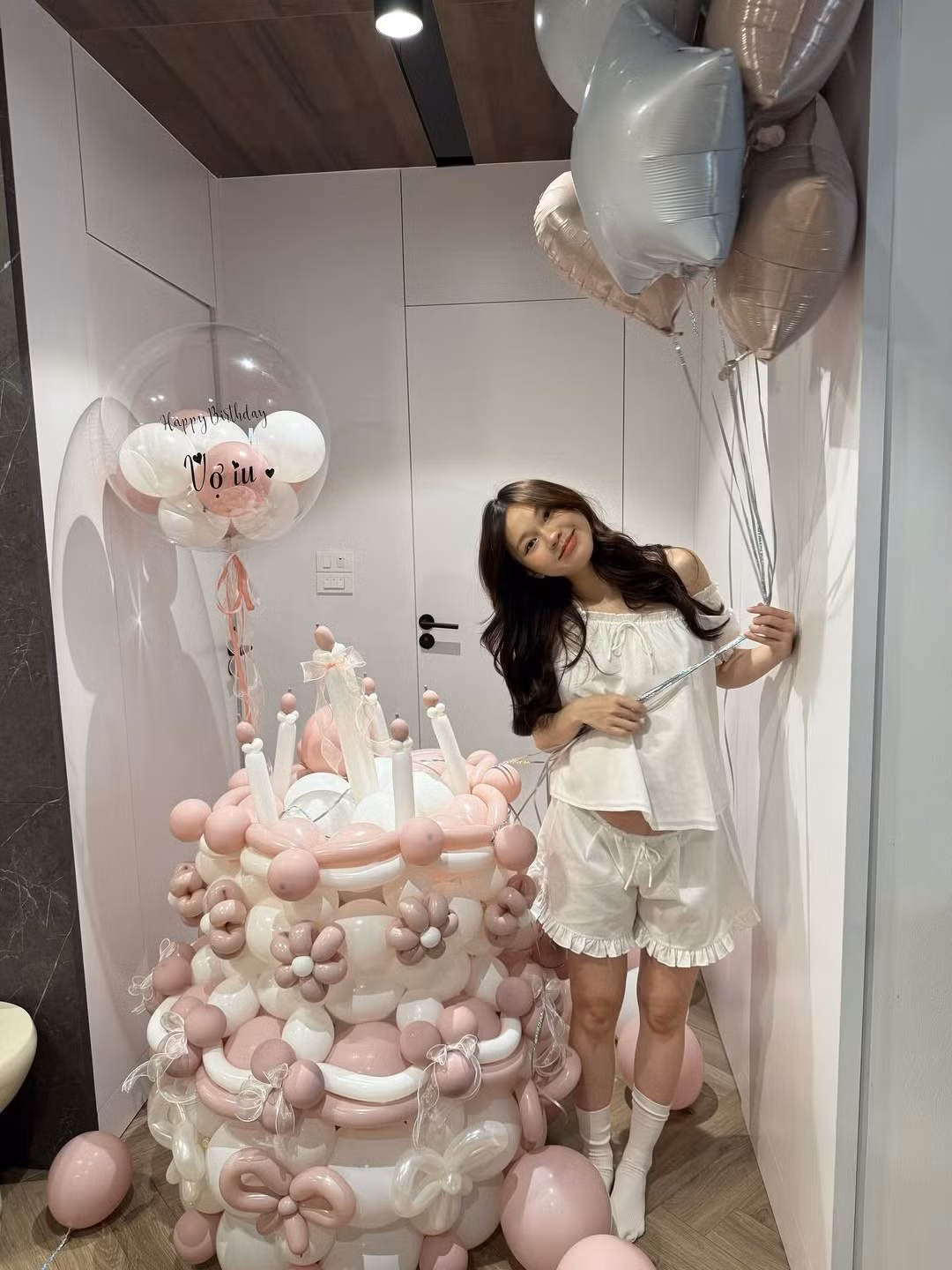 Trước đó, trong suốt thời gian mang thai, Ly Phạm vẫn duy trì phong cách thời trang đẳng cấp của mình, cô thường xuyên chia sẻ các hình ảnh đời thường lên trang cá nhân. (Ảnh: IGNV)