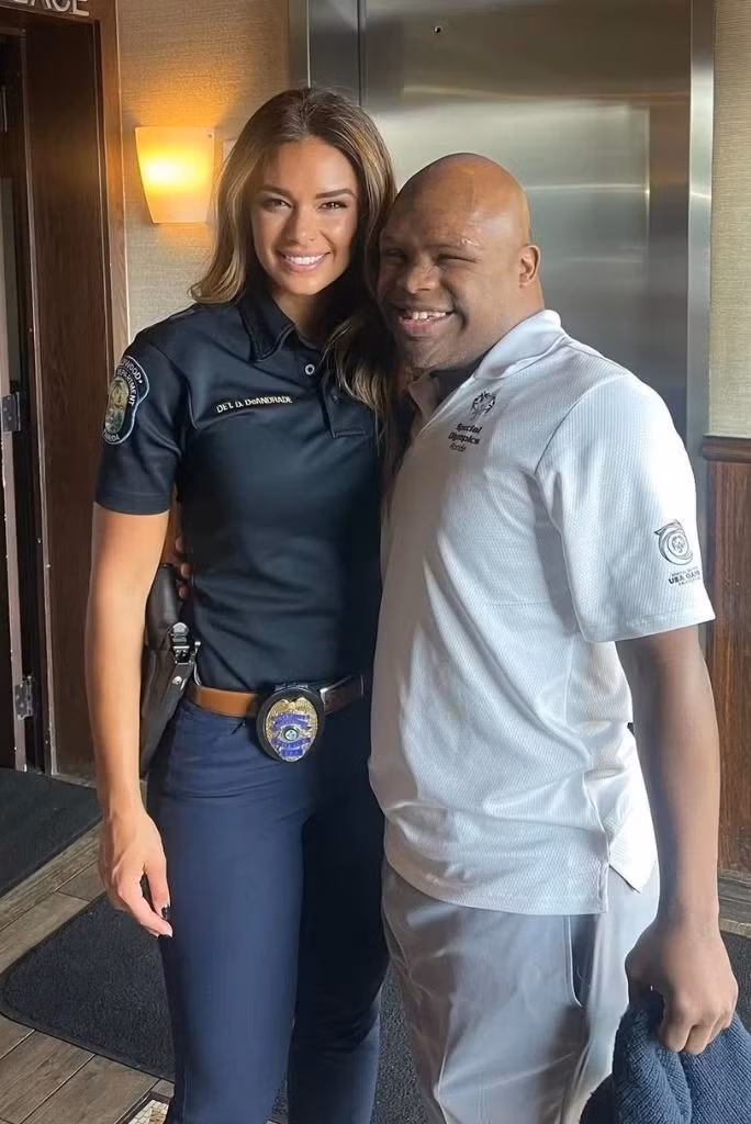 Những video tuyên truyền có sự tham gia của cô nàng thu hút về nhiều sự chú ý. De Andrade kêu gọi mọi người đọc kỹ nội quy được dán tại các lối vào bãi biển, chuẩn bị cho tình trạng giao thông đông đúc và bãi đỗ xe sẽ nhanh kín chỗ.