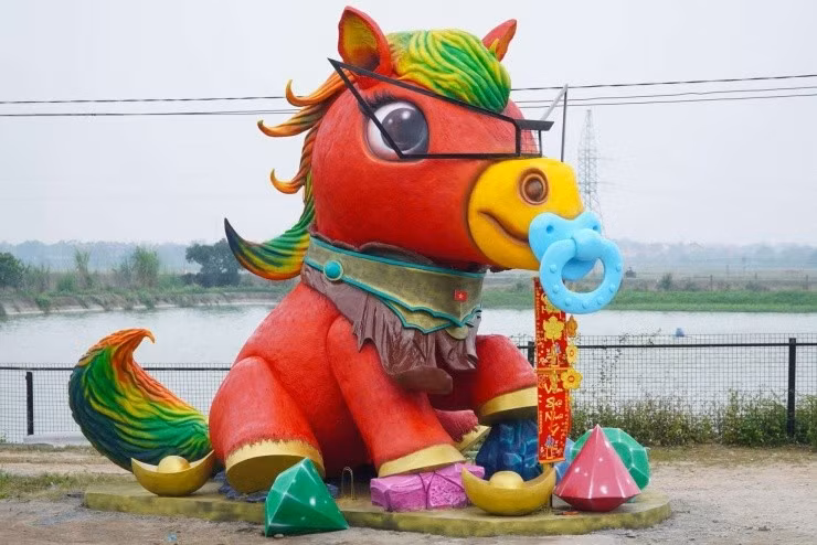 Tượng cao khoảng 4m, nặng gần 6 tấn, được làm từ cốt thép bọc bê tông xi măng. Để hoàn thiện, anh Quân cùng đội ngũ đã làm việc xuyên suốt hơn một tháng.