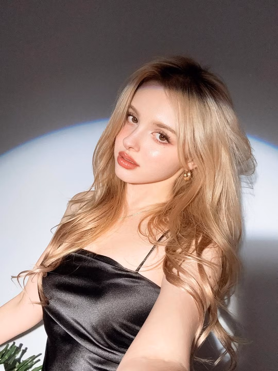 Khung cảnh ánh sáng dịu nhẹ kết hợp với vẻ đẹp không tì vết của Elina và bó hoa lãng mạn đã tạo nên một bức tranh hoàn hảo, đúng chuẩn hình mẫu "bạn gái trong mơ" của nhiều chàng trai. (Ảnh: IGNV)