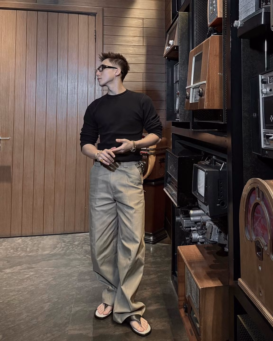 Không sân khấu rực rỡ, không ánh đèn hào nhoáng, thế nhưng mỗi lần nam ca sĩ cập nhật gì đó đều thu hút hàng trăm nghìn lượt yêu thích cùng bình luận trên mạng xã hội.