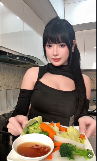 Ngay sau khi đăng tải, đoạn video đã thu hút hàng ngàn lượt tương tác. Đa số ý kiến đều cho rằng Una Tố Uyên chính là hình mẫu "bạn gái quốc dân" khi vừa xinh đẹp, nóng bỏng lại vừa biết chăm lo cho bữa ăn gia đình. Một số bình luận hóm hỉnh còn đùa rằng: "Nhìn đầu bếp thế này thì món nào cũng thấy ngon!" hay "Động lực vào bếp của anh em đây rồi". (Ảnh: IGNV)