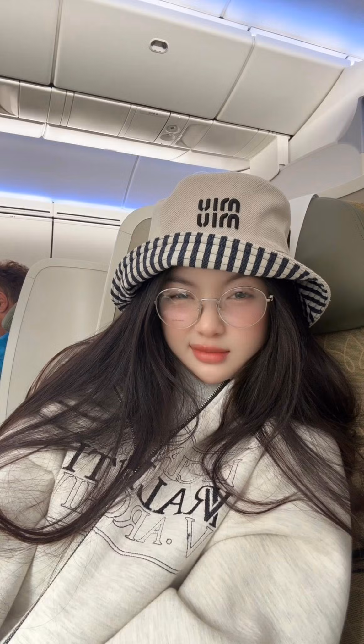 Trong một livestream trước đây, khi được hỏi về chuyện phẫu thuật thẩm mỹ, Chu Thanh Huyền thừa nhận bản thân tiêm gọn hàm và hóp má, giúp gương mặt trở nên thanh thoát, nhỏ nhắn hơn.