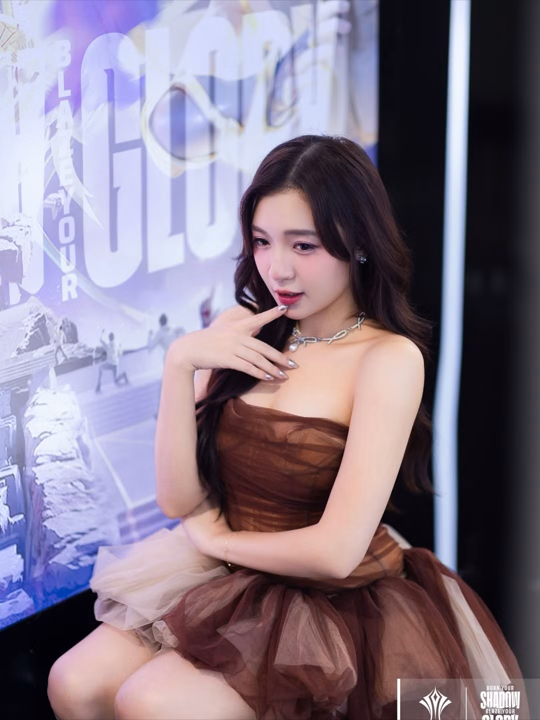 Cô không chỉ là một gương mặt quen thuộc tại các giải đấu quốc nội như Đấu Trường Danh Vọng (ĐTDV) mà còn là cầu nối thân thiện giữa các tuyển thủ quốc tế và khán giả Việt Nam, thể hiện khả năng làm chủ sân khấu lớn một cách thuần thục. (Ảnh: IGNV)