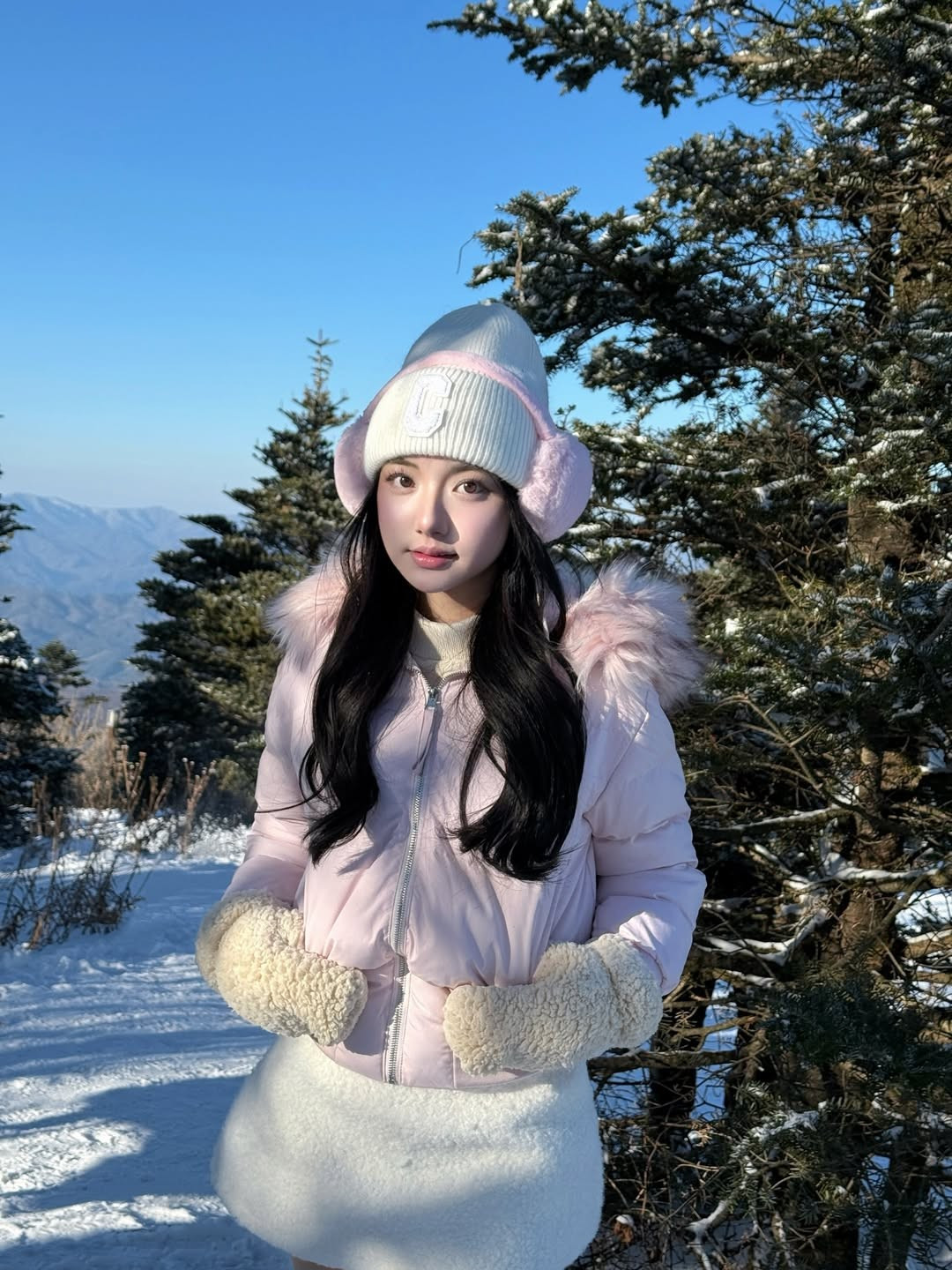 Dưới bài đăng, rất nhiều người hâm mộ đã để lại bình luận "xin vía" xinh đẹp và hỏi thăm các địa điểm check-in tại Gangwon. (Ảnh: IGNV)