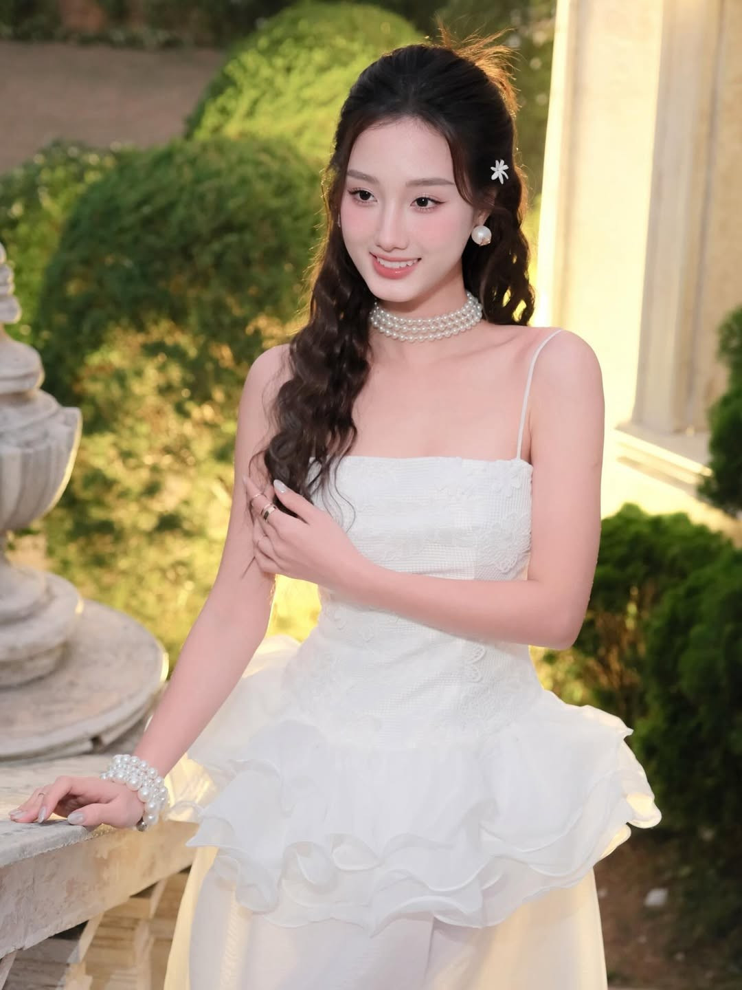 Khánh Ly bắt đầu được công chúng chú ý qua những bộ ảnh mẫu ảnh có gu và các video clip ngắn trên mạng xã hội. Tuy nhiên, tên tuổi của cô thực sự bùng nổ khi lấn sân sang con đường diễn xuất chuyên nghiệp thông qua các bộ phim truyền hình giờ vàng của VTV. (Ảnh: IGNV)