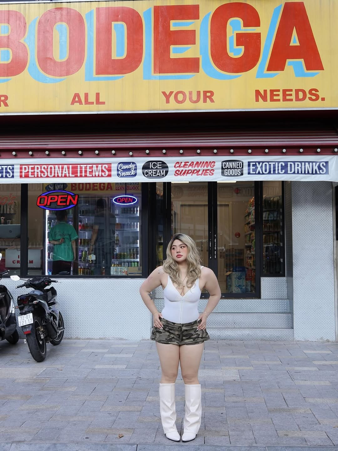 Bộ trang phục không chỉ giúp cô khoe được vòng một nảy nở mà còn tôn lên vòng hông quả táo quyến rũ - điều mà không phải ai cũng có được. (Ảnh: IGNV)