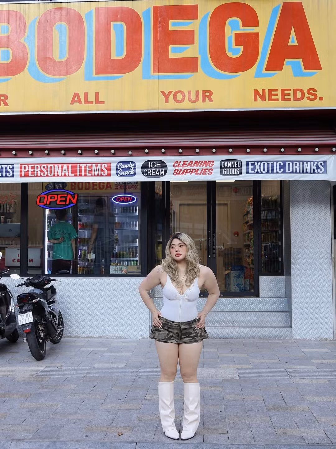 Bộ trang phục không chỉ giúp cô khoe được vòng một nảy nở mà còn tôn lên vòng hông quả táo quyến rũ - điều mà không phải ai cũng có được. (Ảnh: IGNV)