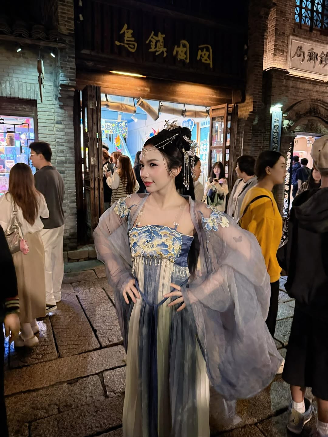 Cô nàng còn đội bộ trang sức tóc cầu kỳ, lấp lánh, tô điểm thêm nét quý phái, cổ điển. (Ảnh: IGNV)