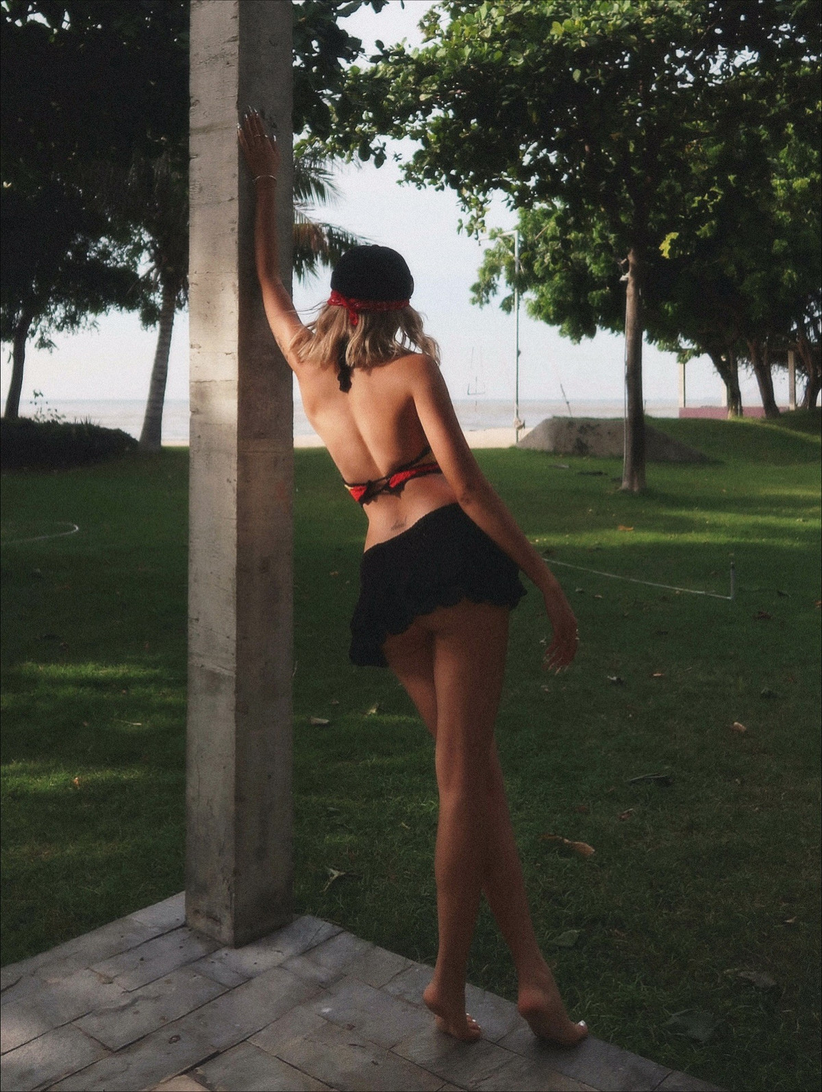 Điểm nhấn nổi bật trong bộ ảnh chính là bộ trang phục crochet (đan móc) với hai tông màu chủ đạo Đen và sọc màu Rasta (Đỏ - Vàng - Xanh lá), với thiết kế cắt xẻ đầy phóng khoáng. (Ảnh: FBNV)