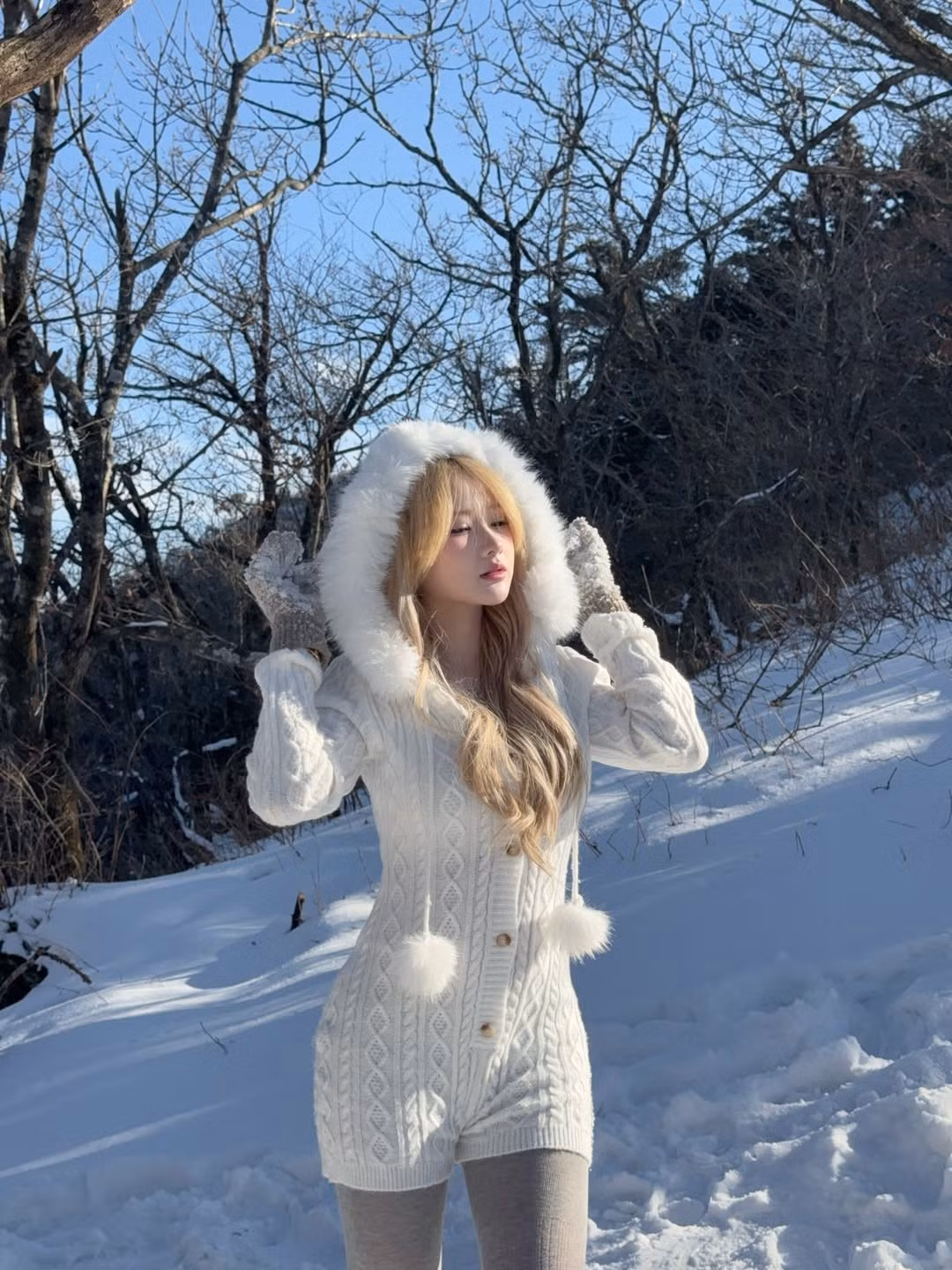 Trong bộ ảnh, Diệu Linh lựa chọn set đồ len ôm sát màu trắng tinh khôi, khéo léo khoe trọn những đường cong mềm mại. Điểm nhấn của trang phục là chiếc mũ lông xù và đôi boots tuyết đồng điệu, tạo nên vẻ ngoài vừa ấm áp, vừa đậm chất "tiểu thư" sang chảnh.(Ảnh: IGNV)