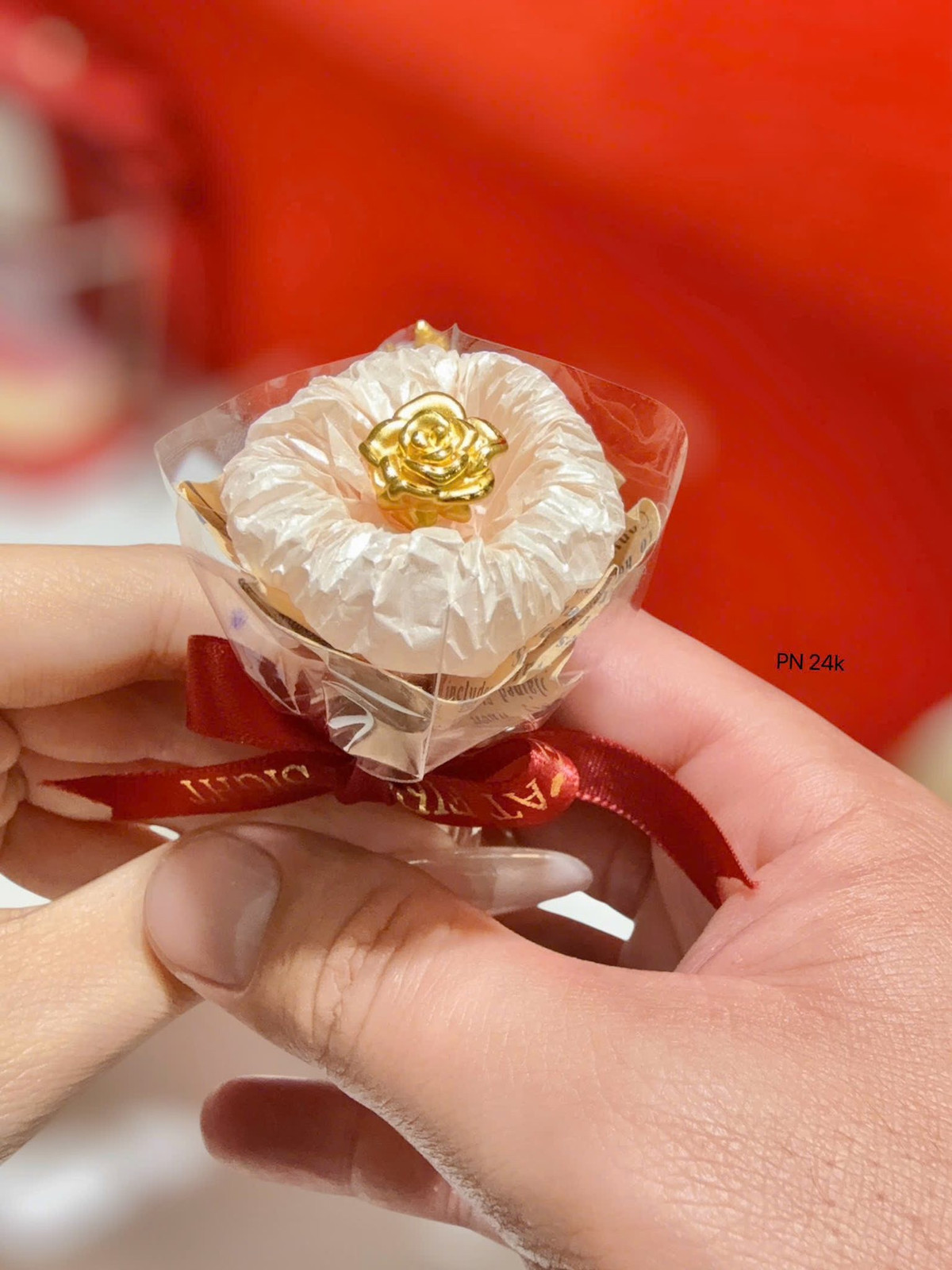 Hoa hồng từ lâu đã là biểu tượng của tình yêu, nhưng một bông hoa hồng mạ vàng hay dát vàng 24K lại nâng ý nghĩa ấy lên một tầm cao mới: tình yêu vĩnh cửu, trường tồn. Khác với hoa tươi chóng tàn, hoa vàng 24K giữ lại được vẻ đẹp rực rỡ, lấp lánh ánh kim quý giá mãi mãi.
