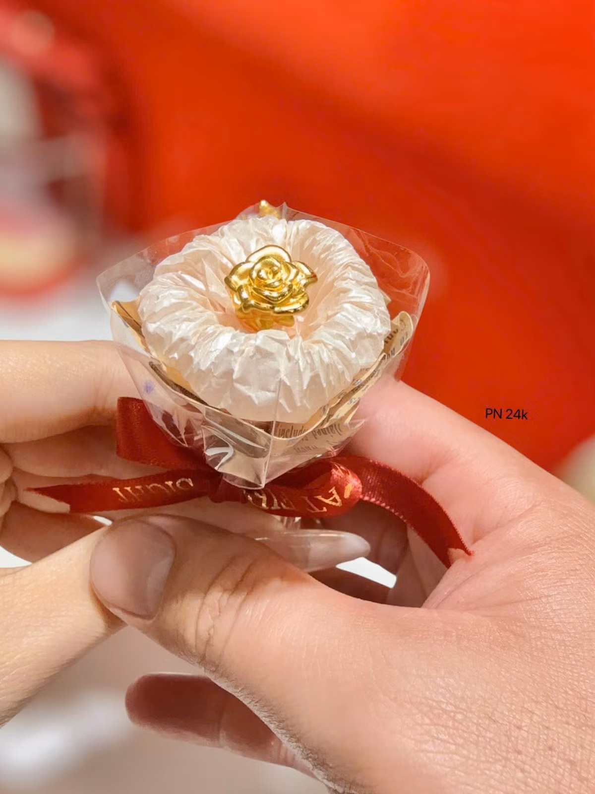 Hoa hồng từ lâu đã là biểu tượng của tình yêu, nhưng một bông hoa hồng mạ vàng hay dát vàng 24K lại nâng ý nghĩa ấy lên một tầm cao mới: tình yêu vĩnh cửu, trường tồn. Khác với hoa tươi chóng tàn, hoa vàng 24K giữ lại được vẻ đẹp rực rỡ, lấp lánh ánh kim quý giá mãi mãi.